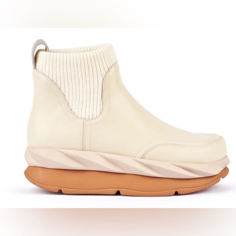 4CCCCEES Leather Mellow
Flow Ivory Plita Cella Chelsea Boots Size 37/6.5